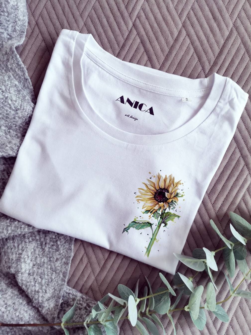 Shirt Sonnenblume, Gelbe Blume, Pflanzenmotiv, Weißes Damen Tshirt Aus Baumwolle, Handgemaltes Element von ANICAartdesign