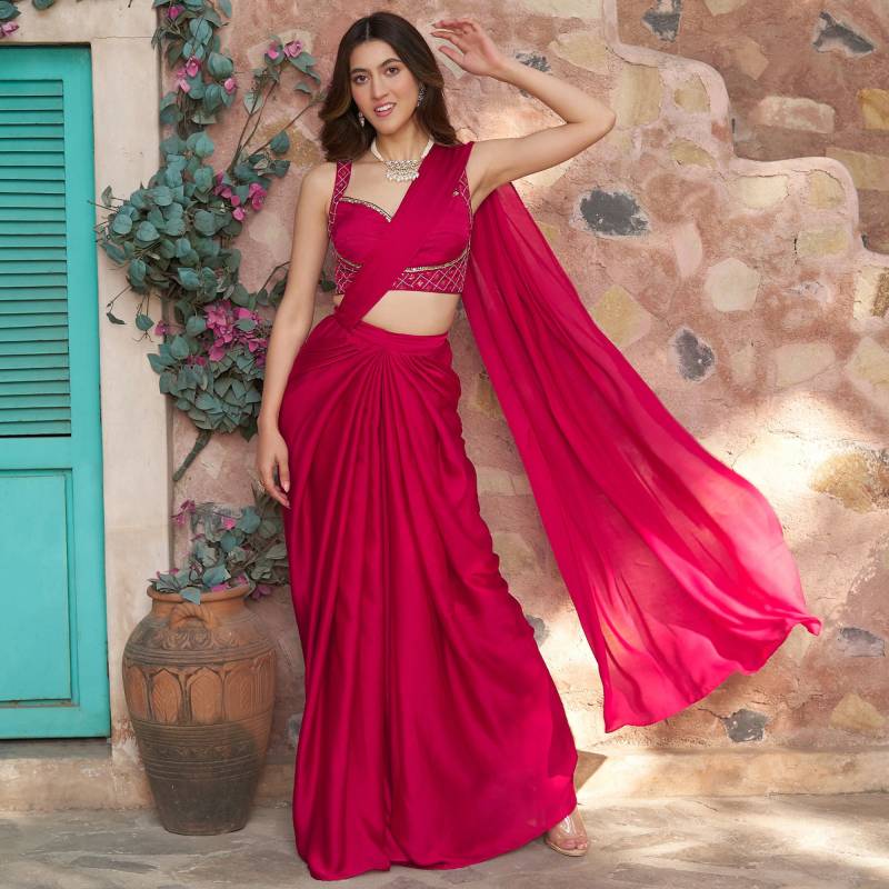 Designer Ruby Pink Drapierte Saree Ist Die Perfekte Kombination Von Traditioneller Kleidung Mit Moderner Twist Tragen Sie Bei von ANISHFAB