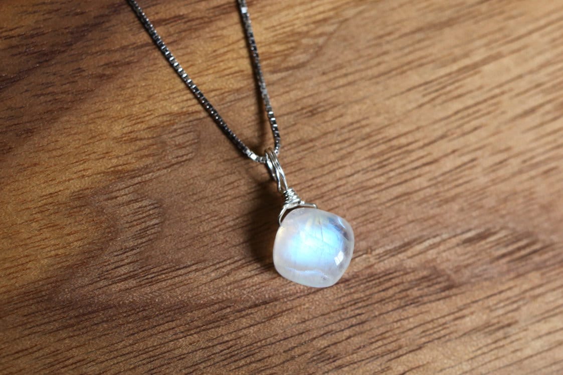 Mondstein - Regenbogen Halskette Blauer Anhänger Kleiner Stein Kristall Charm Schmuck Juni Birthstone Bestes Geschenk von ANJOworkshop