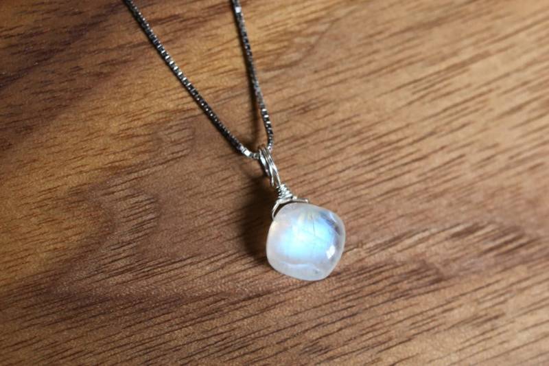 Mondstein - Regenbogen Halskette Blauer Anhänger Kleiner Stein Kristall Charm Schmuck Juni Birthstone Bestes Geschenk von ANJOworkshop