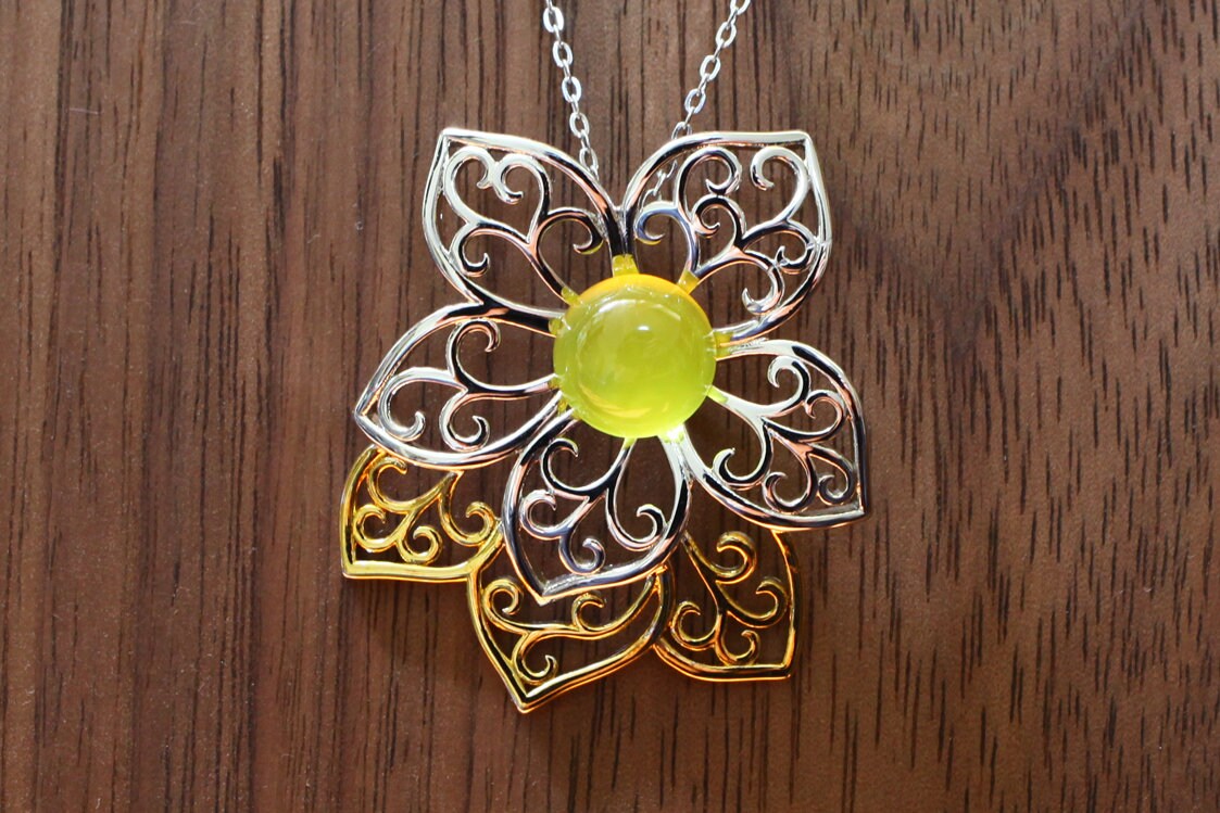 Natürlicher Prehnit - Goldene Halskette Goldener Anhänger Blumen Sterling Silber Grüne von ANJOworkshop