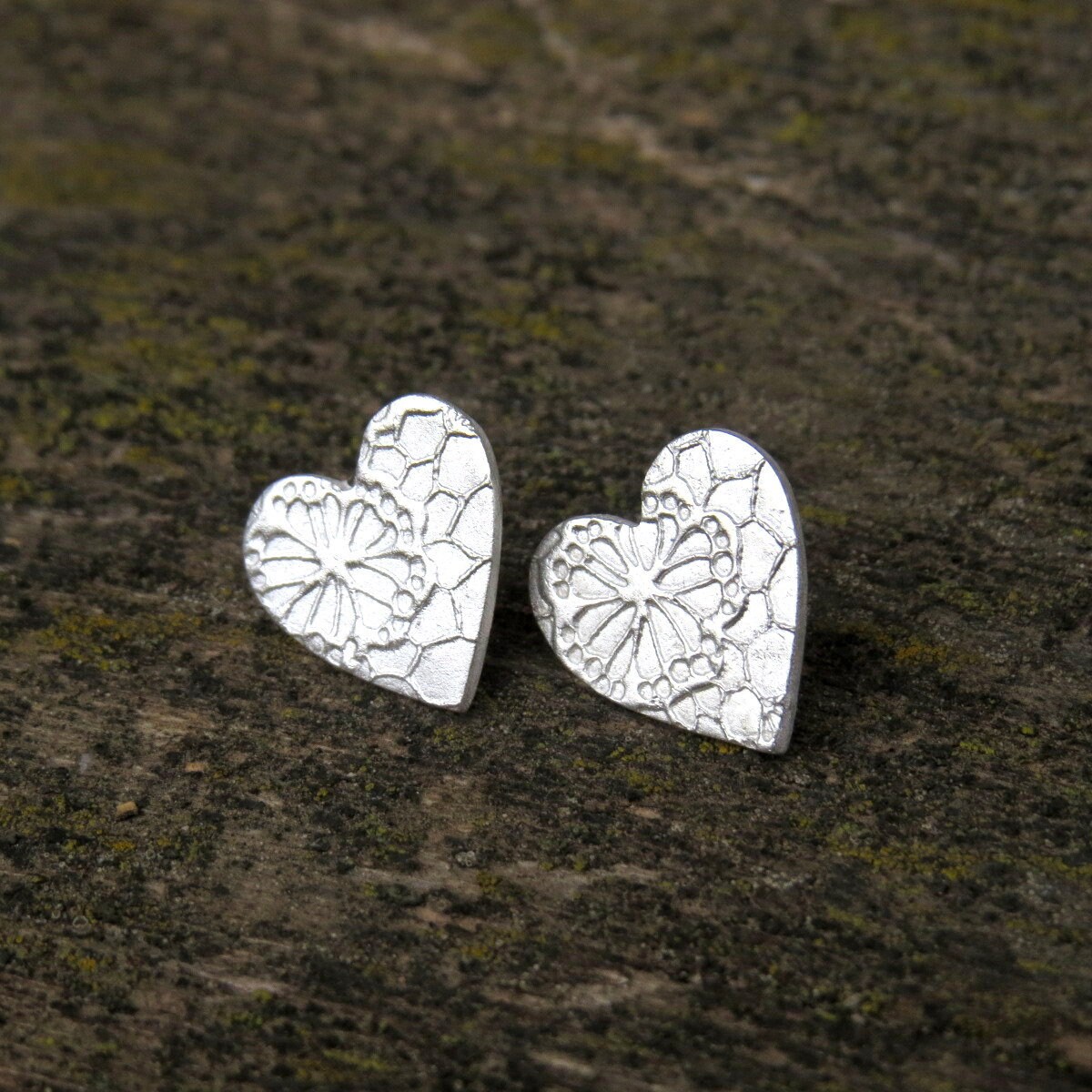 Silber Herz Ohrstecker, Zarte Spitze Ohrringe, Kleine Sterling Witchy Ohrringe Silber Herz Ohrstecker, Zarte Spitze Ohrringe, Kleine Sterling Witchy Ohrringe von ANKIU