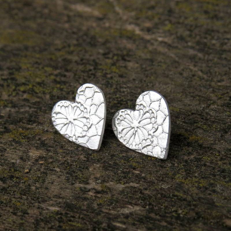 Silber Herz Ohrstecker, Zarte Spitze Ohrringe, Kleine Sterling Witchy Ohrringe von ANKIU