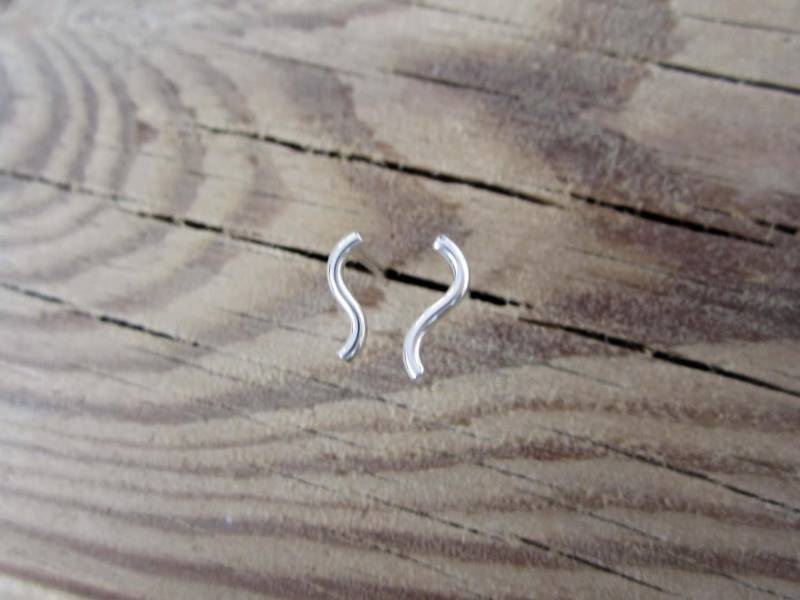 Einzelne Gebogene Linie Ohrring - Silber Kleine Ohrstecker Übereinstimmende S Minimale Ohrringe Beiträge von ANNACID