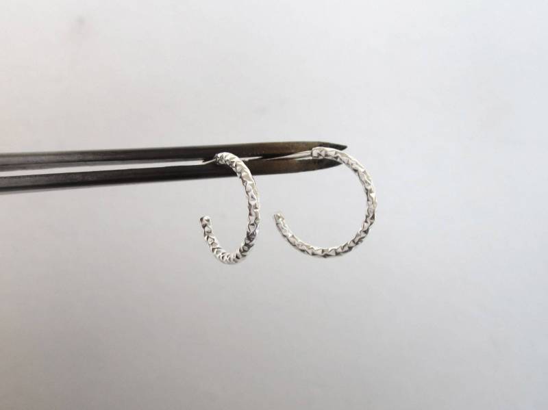 Silber Hoop Ohrringe - Liz Hoops Vergoldete Kleine Reifen Zierliche Strukturierte Süße Goldene Klein von ANNACID