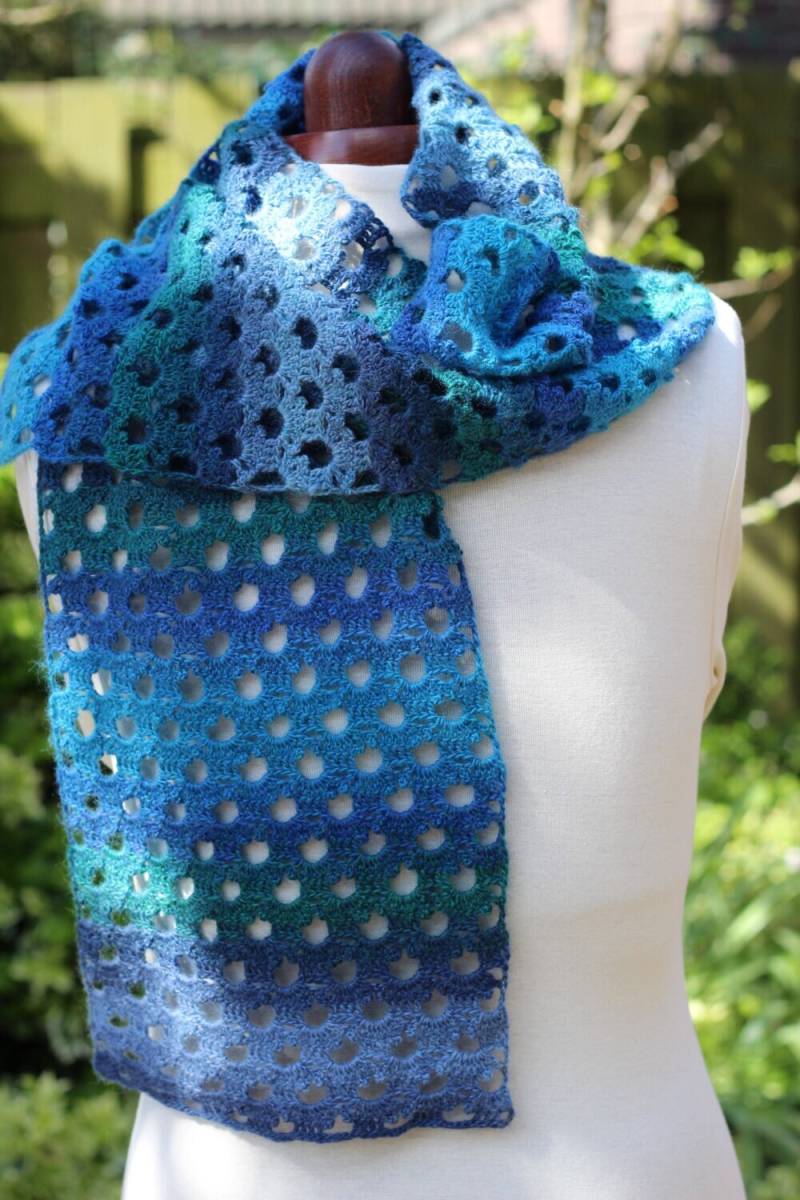 Häkelschal 132 cm ... Invicta Color 75 % Superwash-Wolle Und 25 Prozent Polyamid. Blau von ANNASOERDOLLS