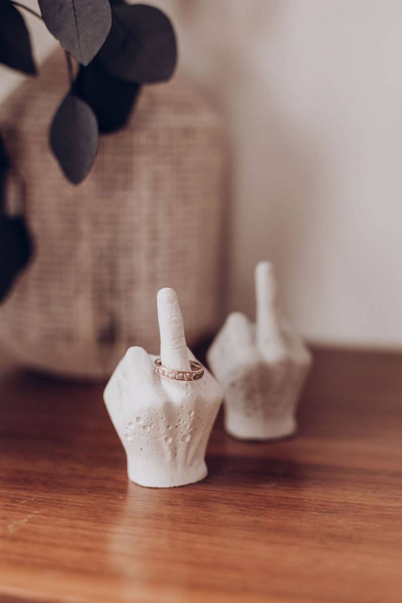 Ringhalter Mittelfinger, Beton, Schmuckablage, Geschenkidee von ANNAsARTetsy