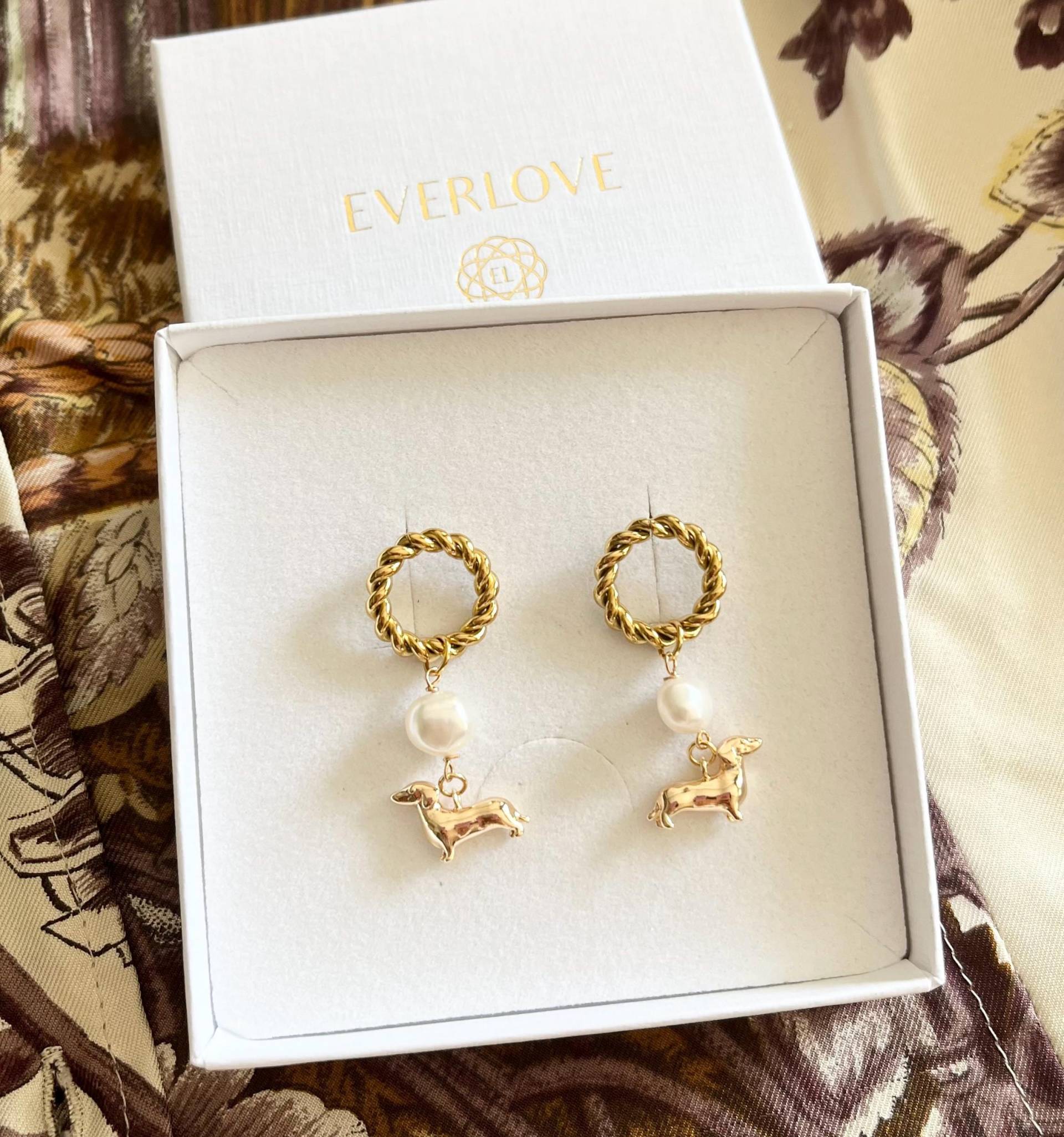 Dackel Charm Ohrringe Mit Perle Dackel Charm Ohrringe Mit Perle von ANNJOUXbyEverlove