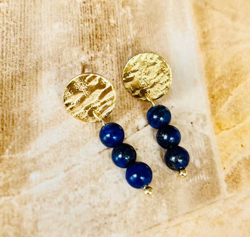 Goldene Lapislazuli Perlen Ohrringe von ANNJOUXbyEverlove