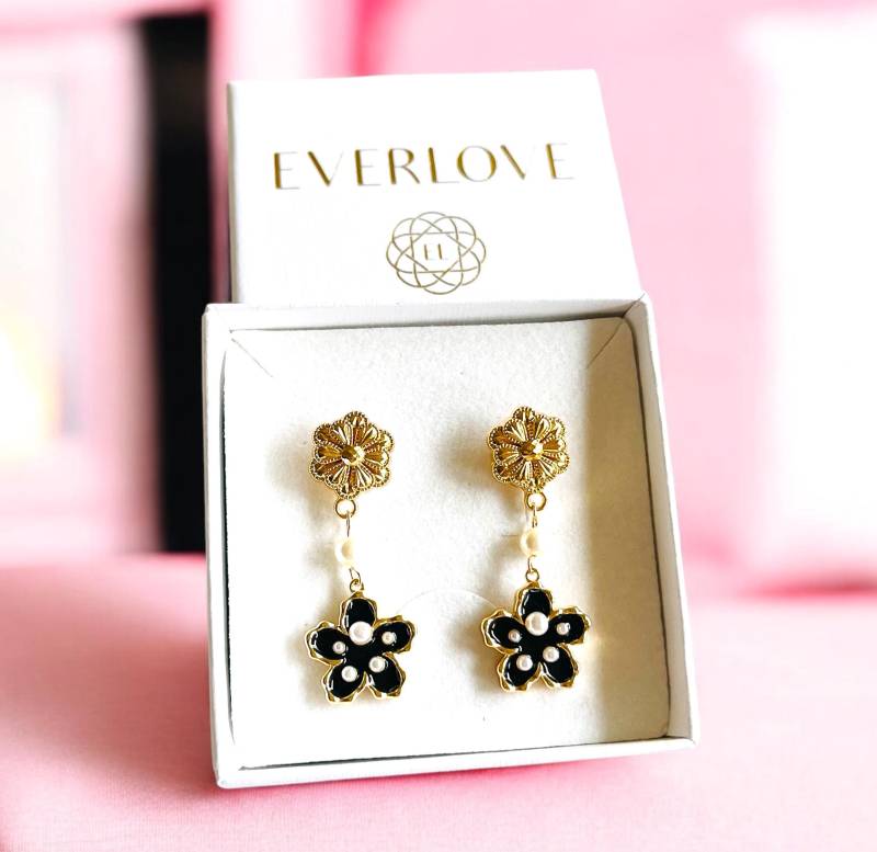 Goldene Ohrringe Mit Blumen Charm Goldene Ohrringe Mit Blumen Charm von ANNJOUXbyEverlove