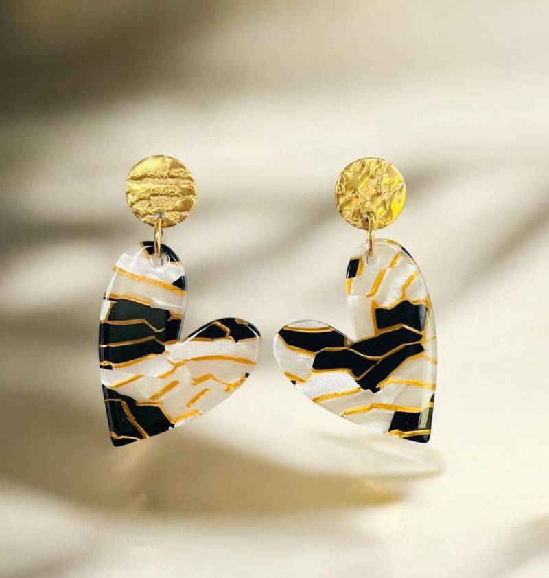 Goldene Ohrringe Mit Großem Herz Aus Acetat Goldene Ohrringe Mit Großem Herz Aus Acetat von ANNJOUXbyEverlove