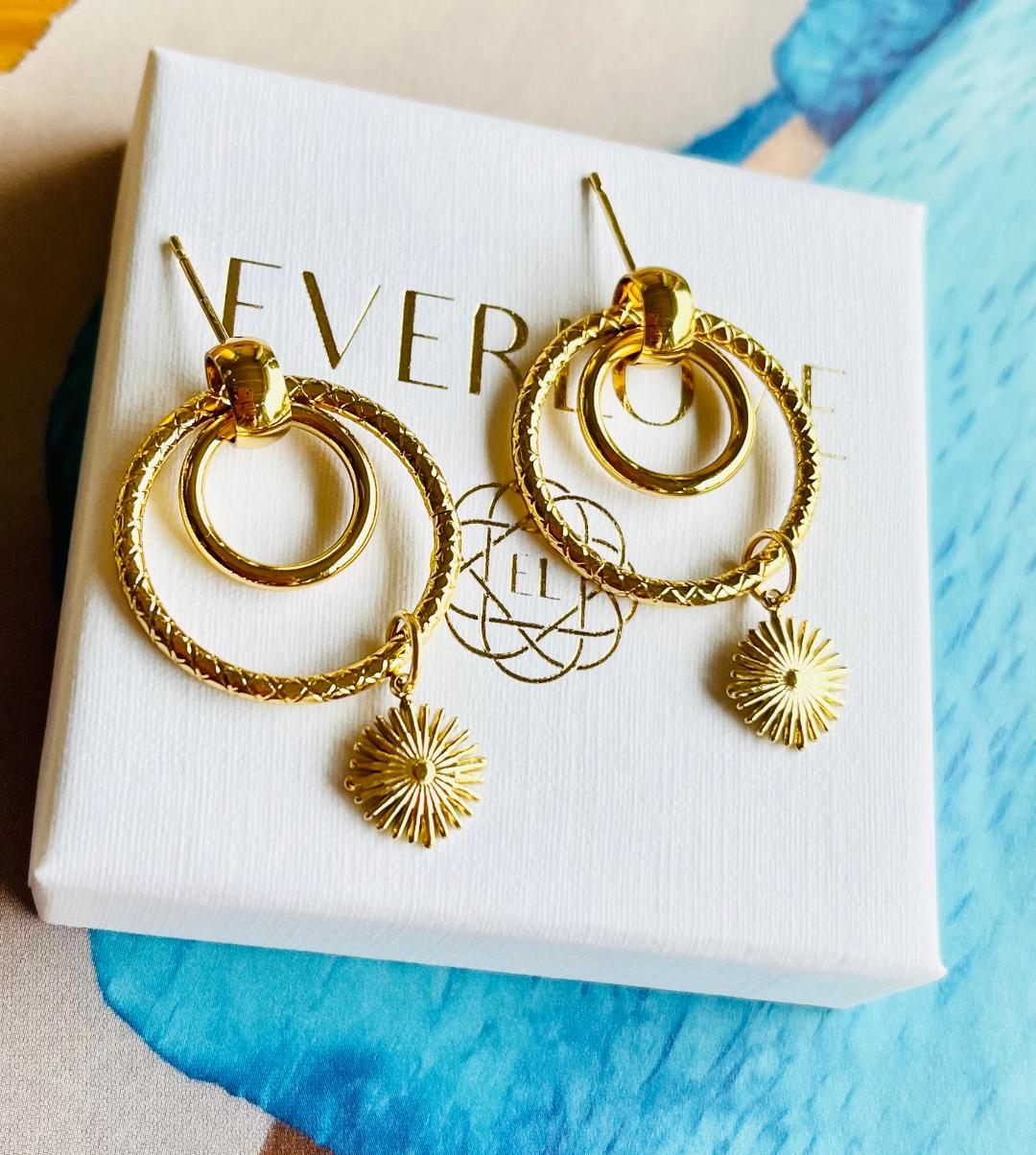 Runde, Goldene Ohrringe Mit Sonne Runde, Goldene Ohrringe Mit Sonne von ANNJOUXbyEverlove