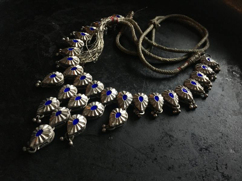 Halskette Aus Gestempelten Silber Mit Kobaltblauer Emaille. Wahrscheinlich Hergestellt in Indien von ANTICANTIK