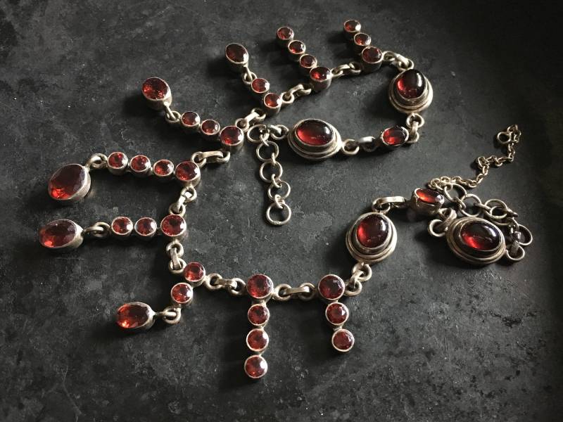 Silberkette Mit Granat-Anhängern von ANTICANTIK