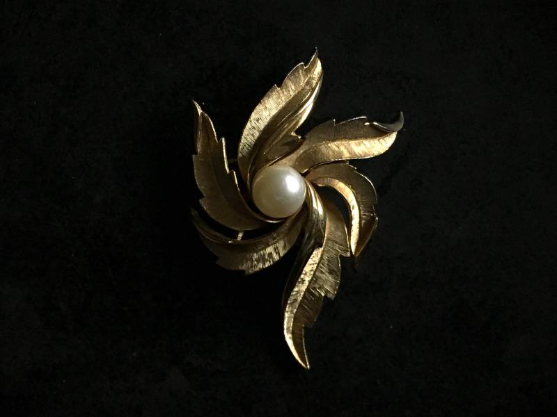 Vintage Trifari Gold-Ton Blatt Wirbel Brosche Mit Faux Perle von ANTICANTIK