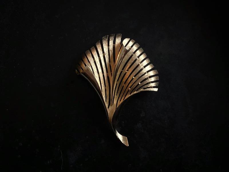 Vintage-Trifari-Gold-Ton-Fackel-Brosche. Gestisch Gedeihen in Strukturierten Metall Vintage-Trifari-Gold-Ton-Fackel-Brosche. Gestisch Gedeihen in Strukturierten Metall von ANTICANTIK