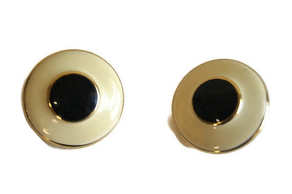 Vintage Monet Ohrringe Emaille Knopf Signiert Creme Gold Schwarz 1980Er Jahre Runde Kostüm von ANTIGOs