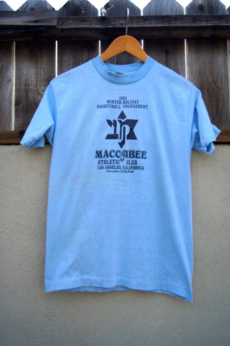 Vintage 1985 Maccabee Athletic Club Basketball T-Shirt - Los Angeles von ANTIGOs