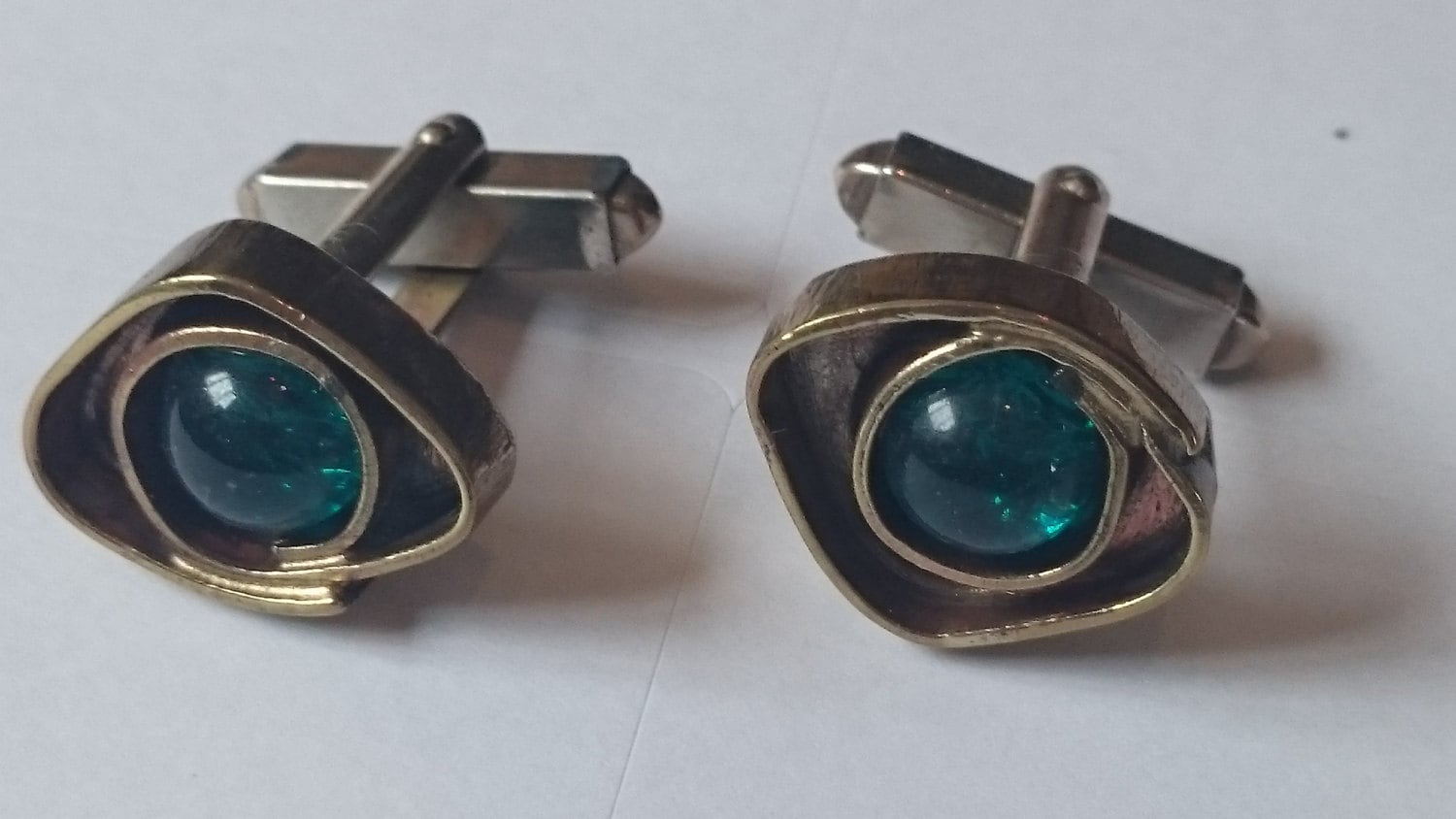 Basis Metall Manschettenknöpfe Set Grüne Steine Basis Metall Manschettenknöpfe Set Grüne Steine von ANTIQUESandVINTAGEuk