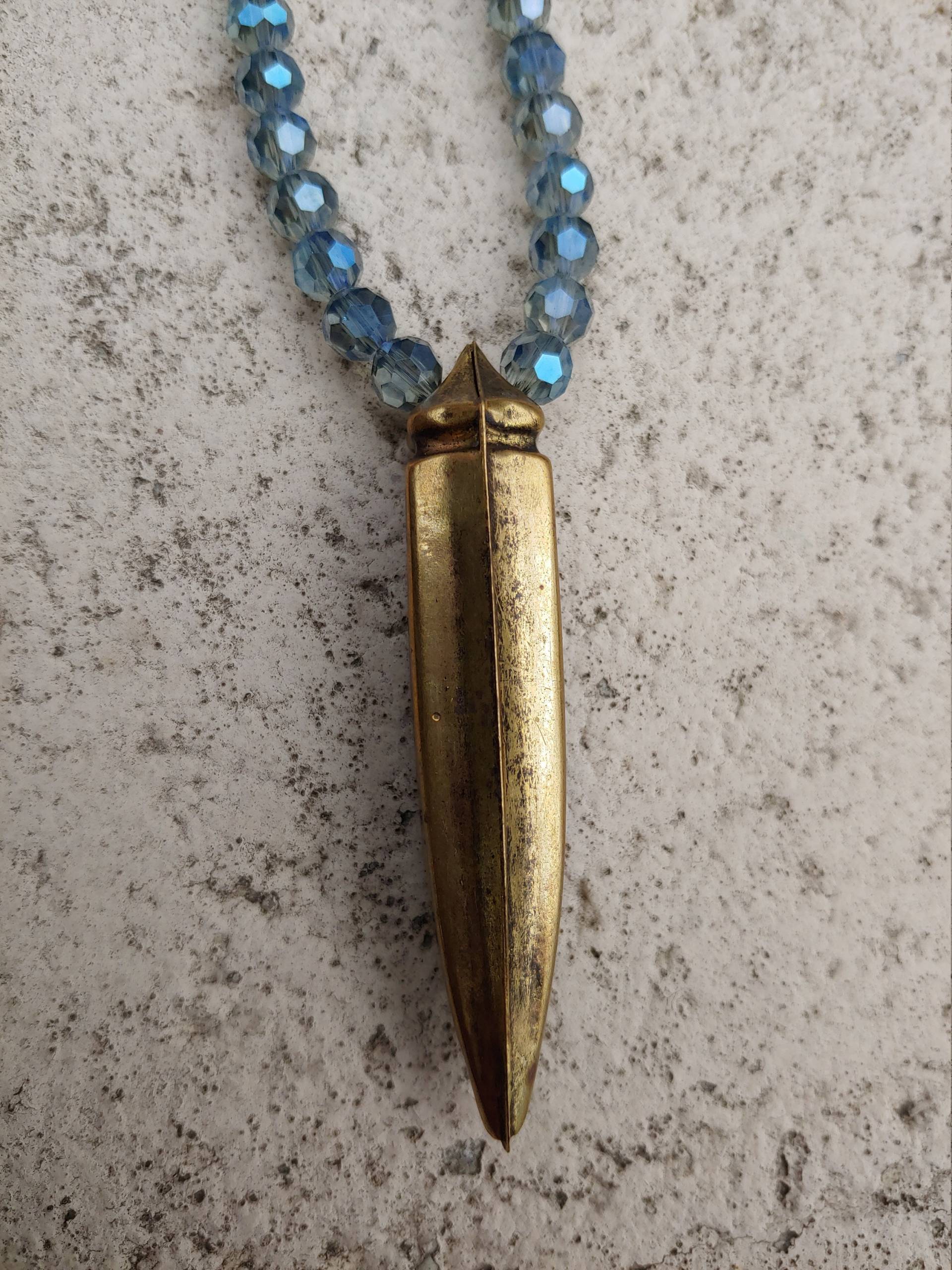 Blauer Kristall Halskette Mit Gold Metall Verzierung Blauer Kristall Halskette Mit Gold Metall Verzierung von ANancyThing