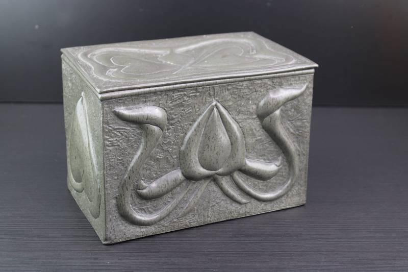 Kunsthandwerk Große Handgefertigte Zinn Aufbewahrungsbox von MastorasAntiques