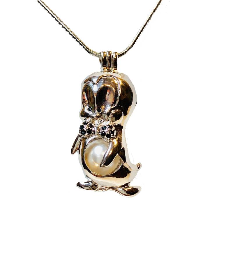Handgemachte Tuxedo Pinguin Perle Käfig Halskette - Sterling Silber Überzogener Anhänger von AOSDESIGN