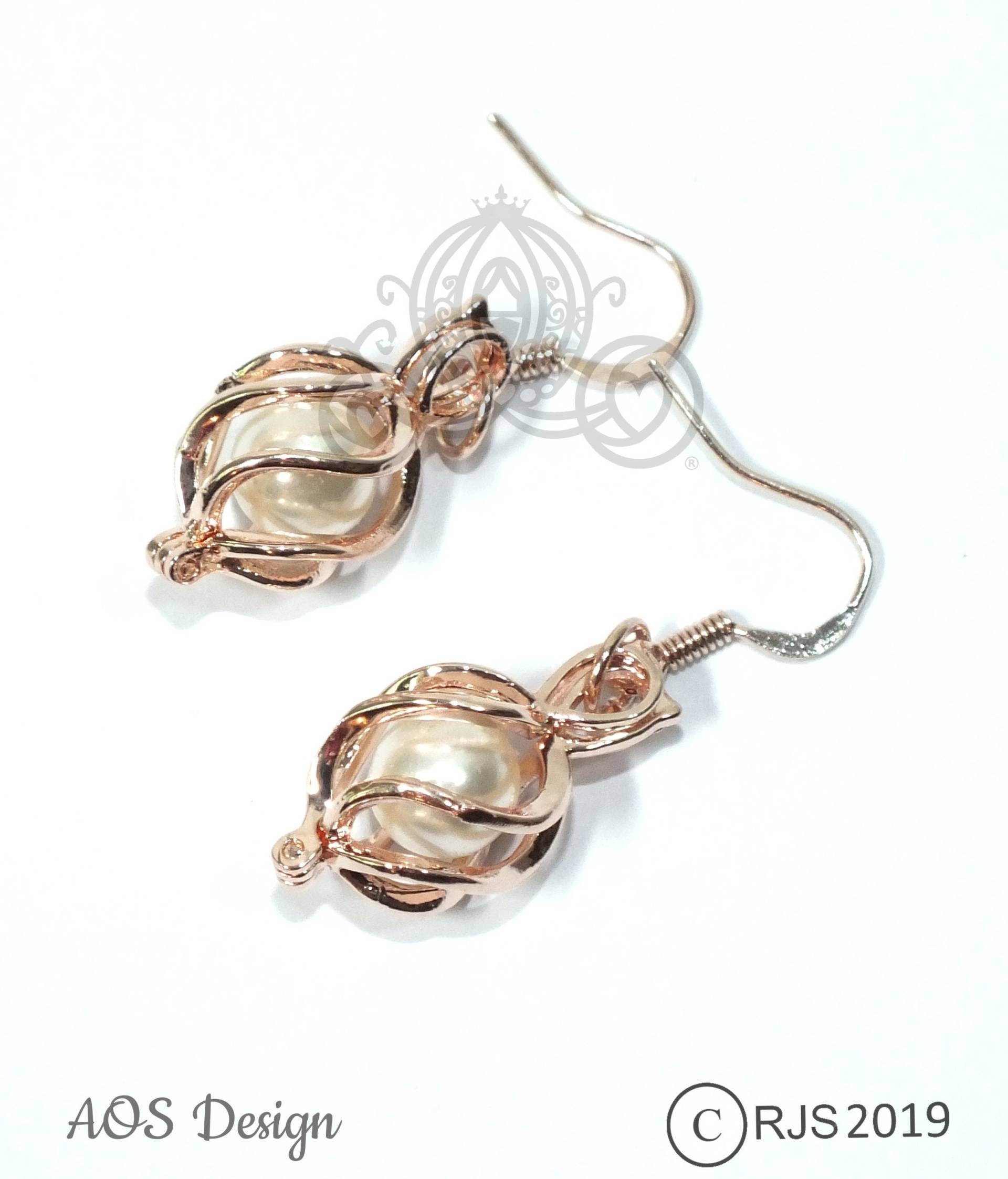 Handgemachte Rose Gold Perle Käfig Ohrringe Swarovski von AOSDESIGN