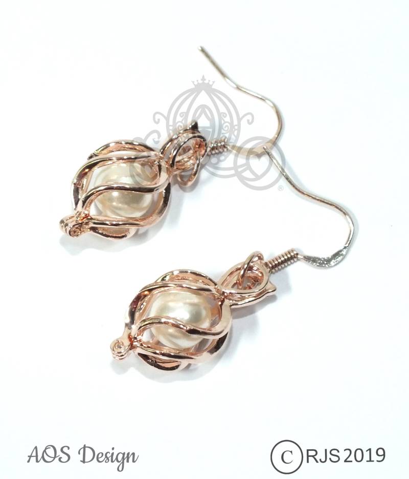 Handgemachte Rose Gold Perle Käfig Ohrringe Swarovski von AOSDESIGN