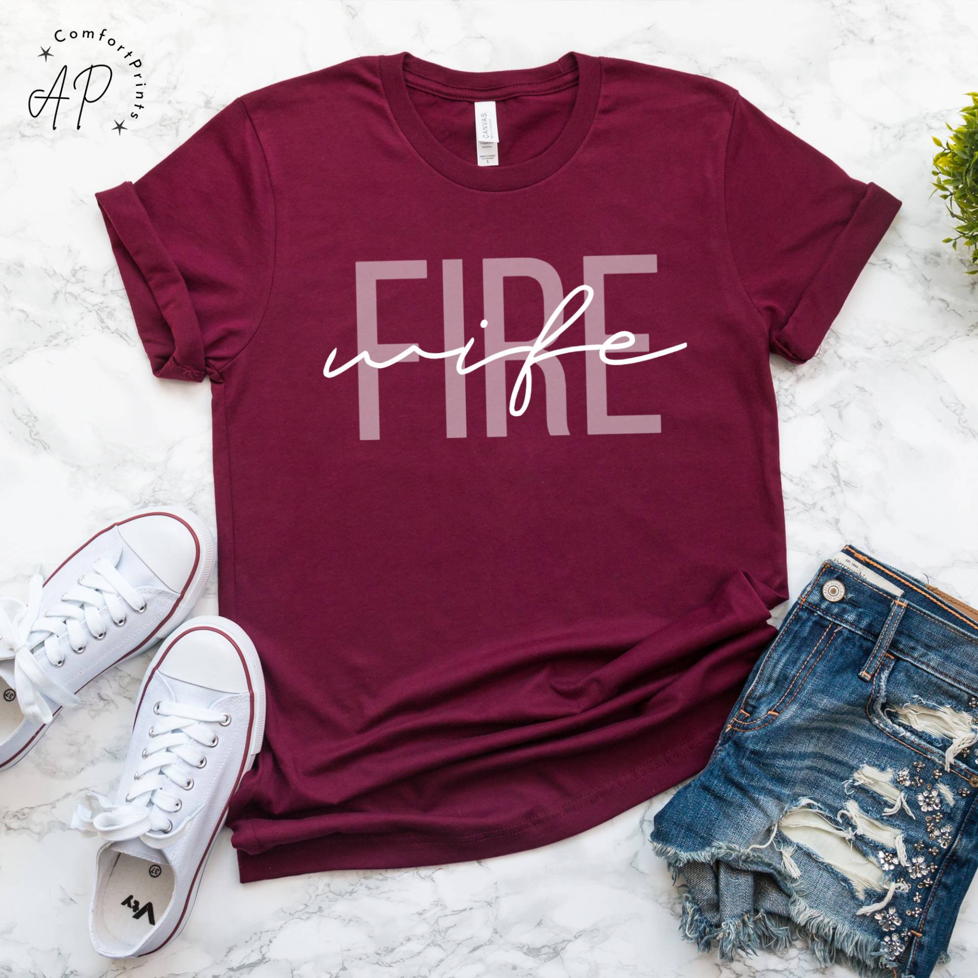 Feuerwehrfrau Shirt, Feuerwehrmann Frau T-Shirt, Des Feuerwehrmanns Sweatshirt, Geschenk Für Neue Pullover von APComfortPrints