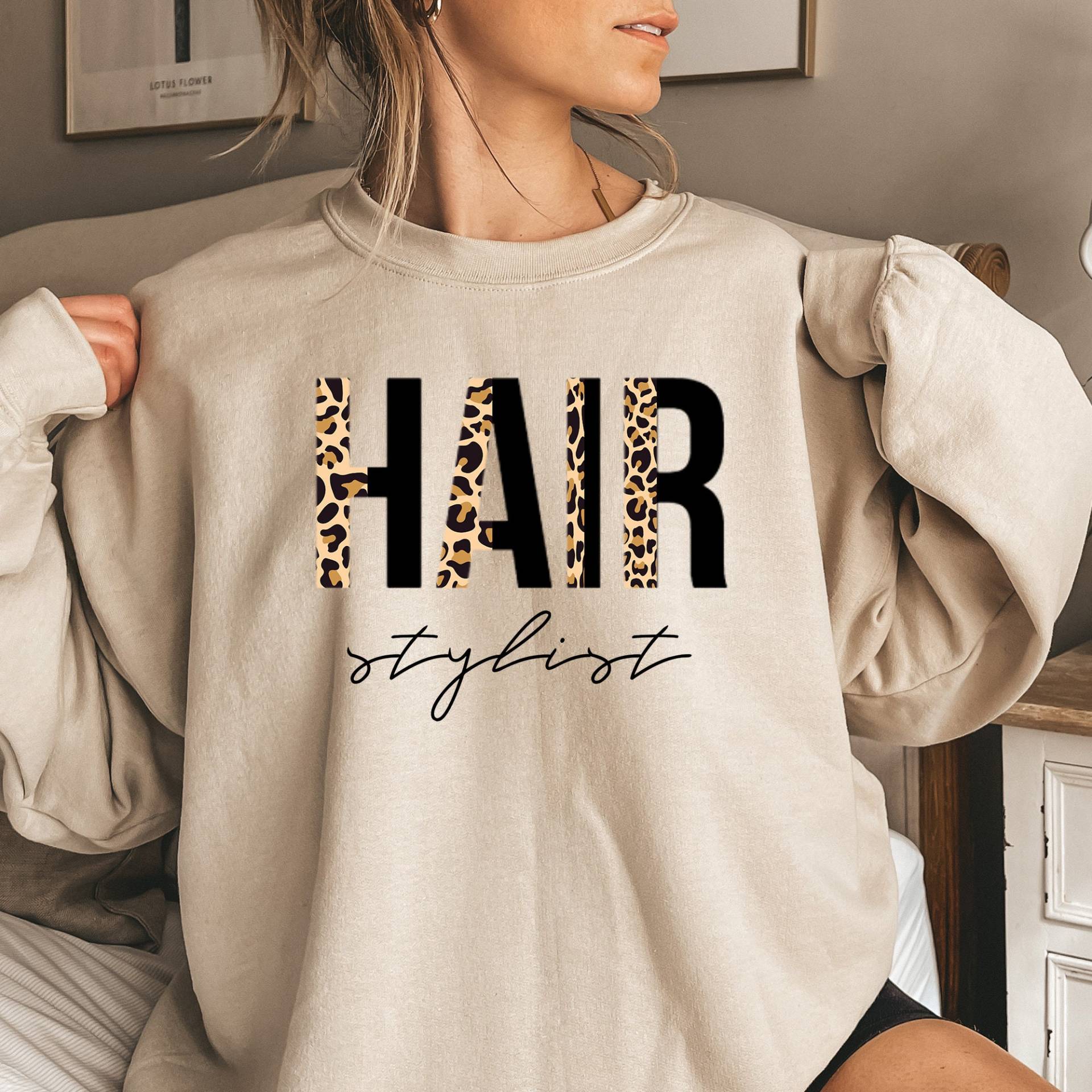 Hair Stylist Sweatshirt | Haarkleider Pullover Geschenk Für Friseur Shirt Stylistin Hochzeit T-Shirt von APComfortPrints