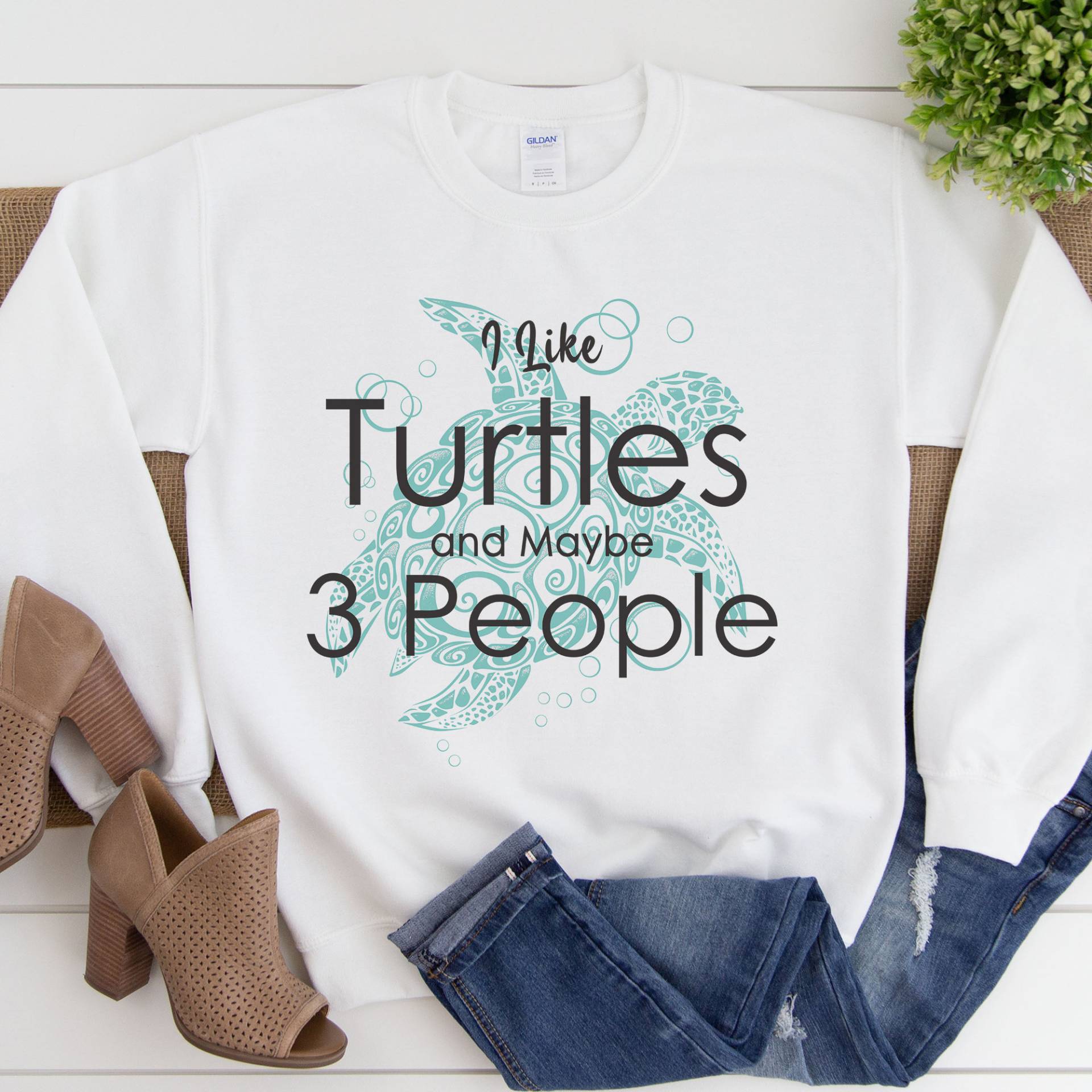 I Like Turtles & Maybe 3 People Sweatshirt, Sea Turtle Lover Sweater, Save The Shirt, Beach T-Shirt von APComfortPrints