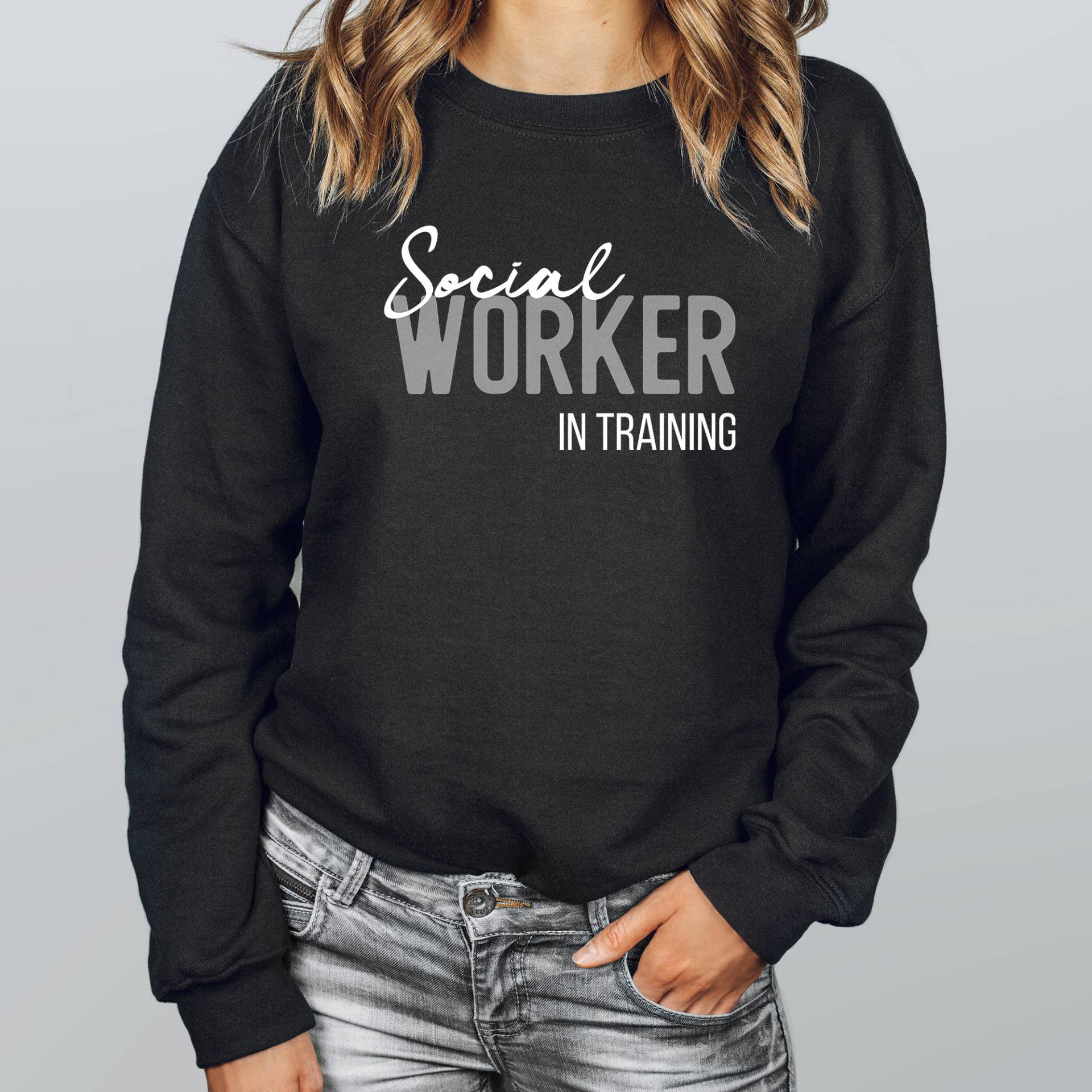 Social Worker in Training Sweatshirt | Hoodie Squad Langarm Pullover Sozialarbeiter Abitur von APComfortPrints