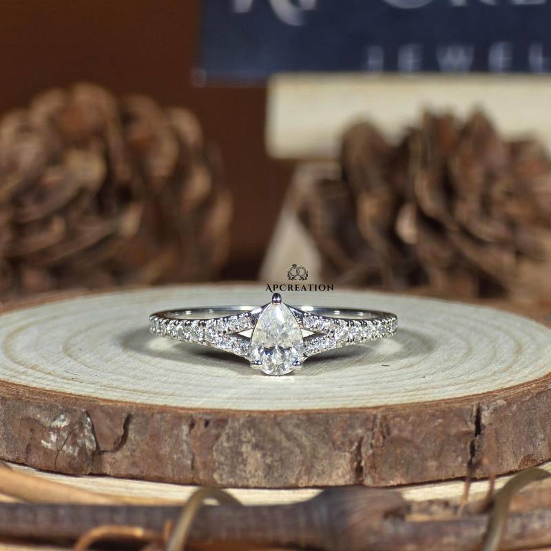 0.20-0.60 Ct Pear Cut Lab Gewachsen Diamant Verlobungsring, Weißgold Ring, Split Schaft Ehering, Jubiläumsgeschenk Für Freundin, Pave Set von APCreationDE