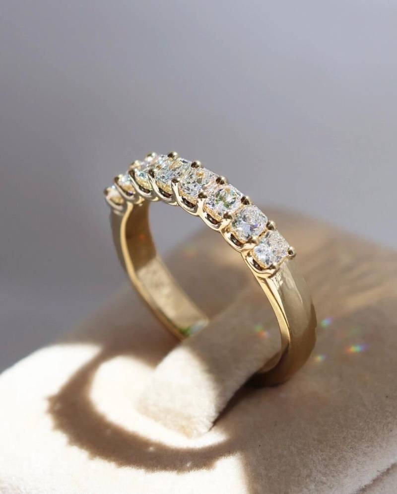 2 Karat Strahlender Hochzeitsring 14K Solid Gelb Gold 2/5 Eternity Stacking Band Passender Moissanite Schmuck von APCreationDE