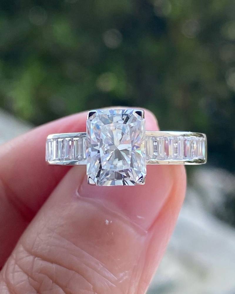 3 Karat Einzigartige Strahlenschliff Braut Set Hälfte Eternity Band Von Smaragdschliff Moissanite Verlobungsring Geschenk Für Ihren Ehering in 14K von APCreationDE