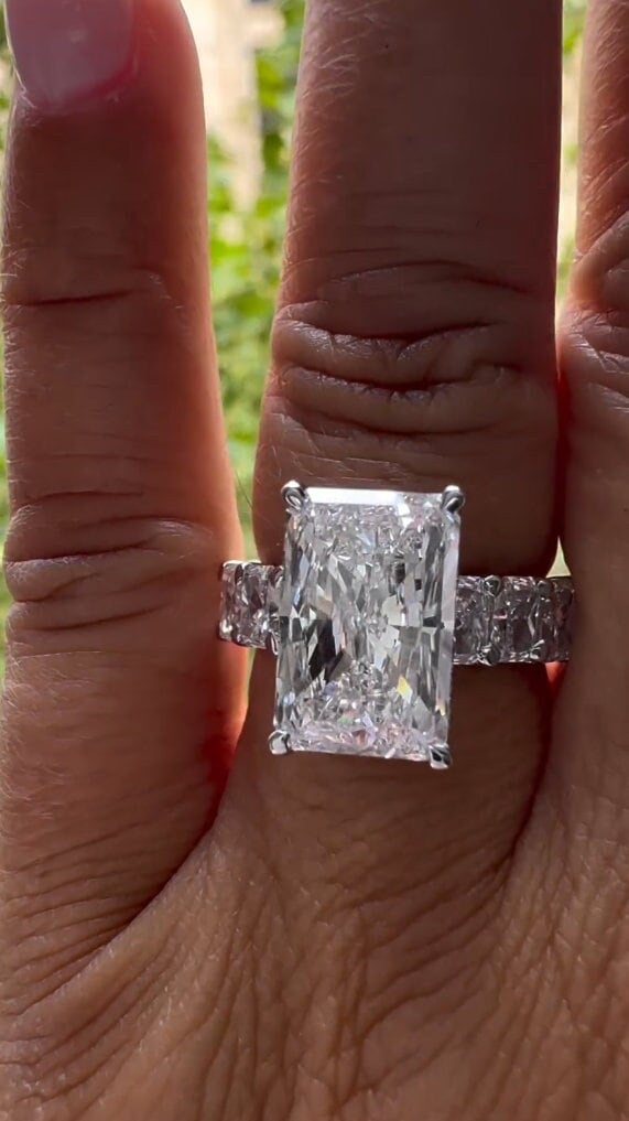 4.40 Ct Radiant Cut Crushed Ice Moissanite Verlobungsring Volle Ewigkeit Farblos Ehering 14K Solid White Gold Ring von APCreationDE