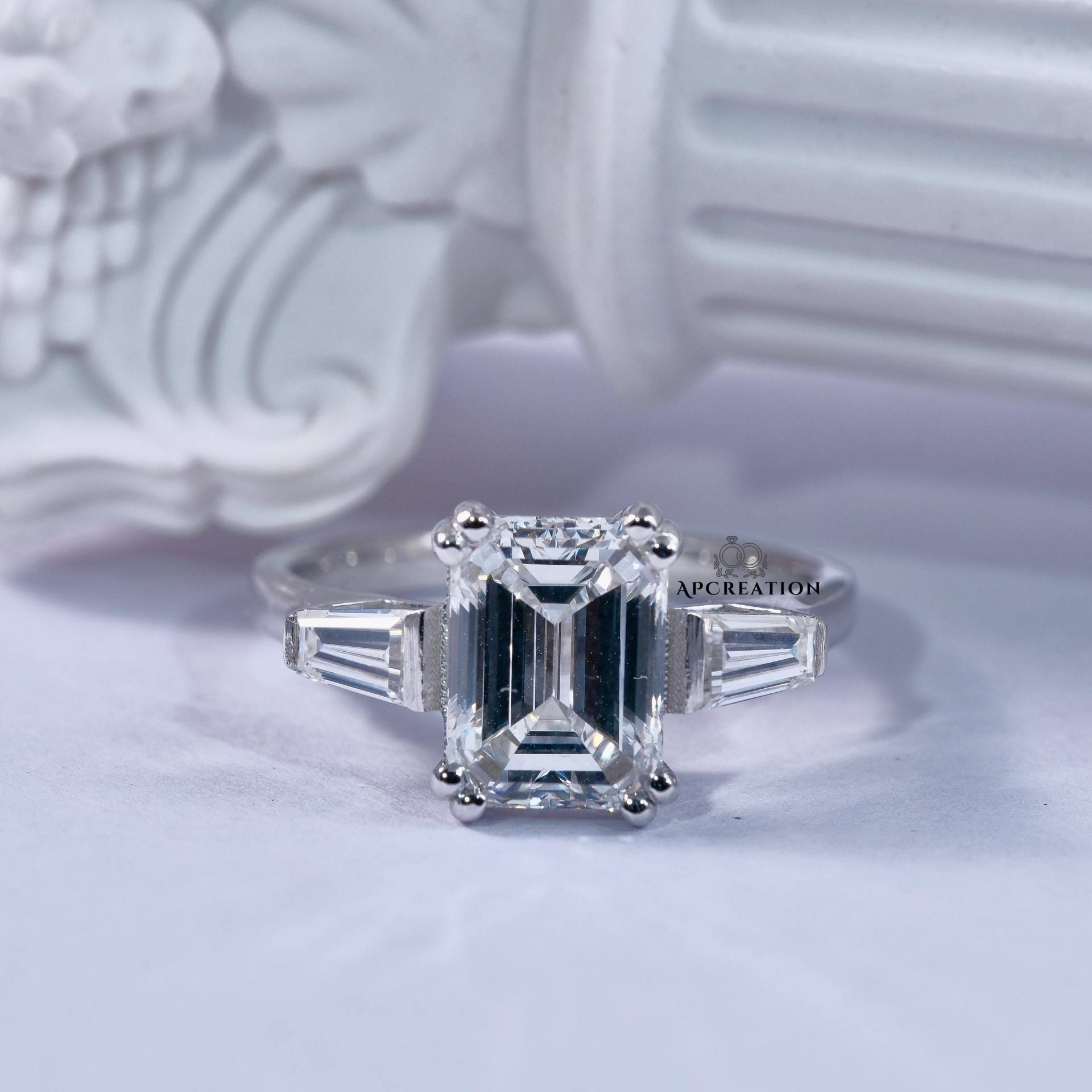 Diamant Im Smaragdschliff Drei Stein-Verlobungsring, Seitlich Sich Verjüngende Baguettes, Laborgewachsener Diamantring Für Vorschlag Diamant Im Smaragdschliff Drei Stein-Verlobungsring, Seitlich Sich Verjüngende Baguettes, Laborgewachsener Diamantring Für Vorschlag von APCreationDE