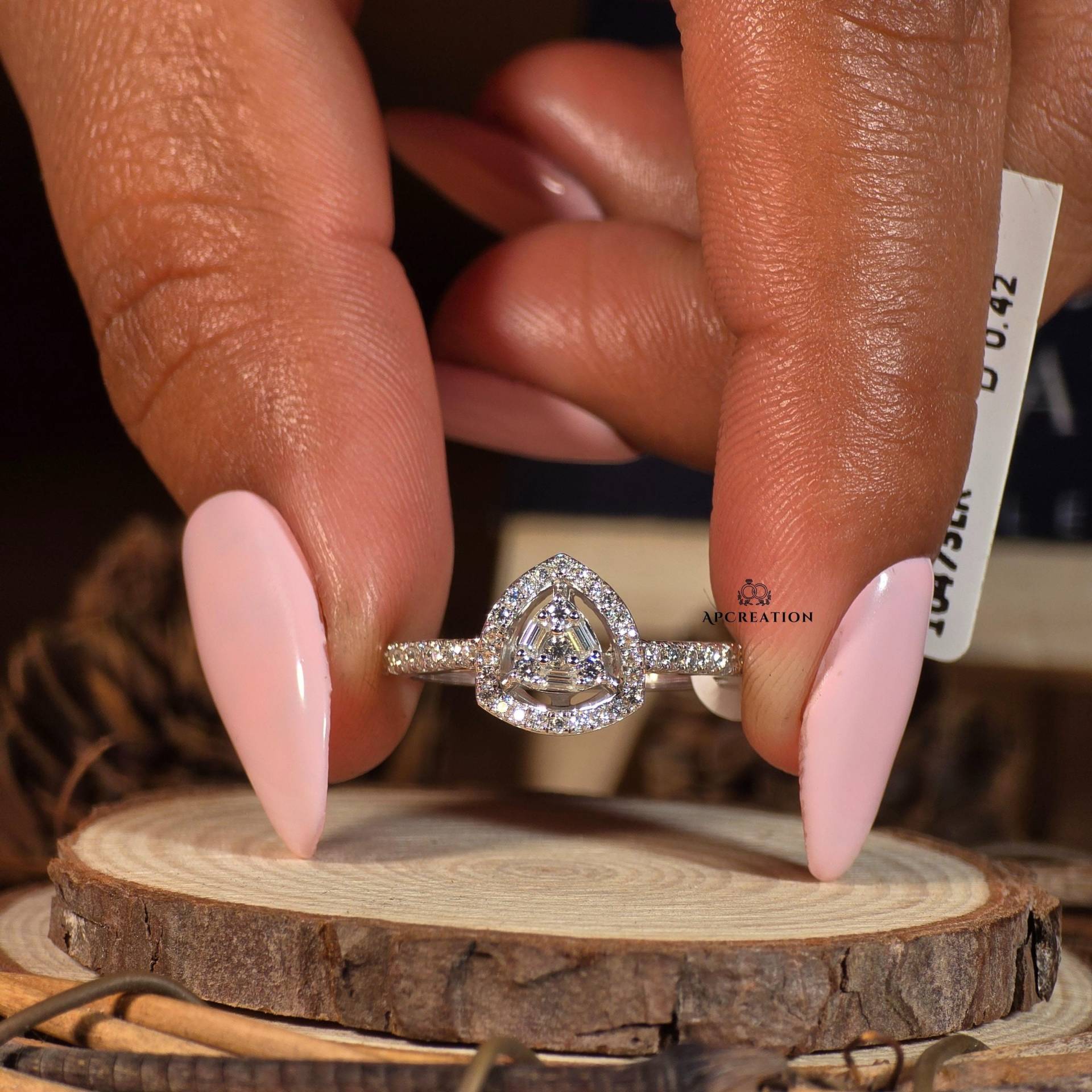Einzigartige Trillion Form Moissanite Multi Stone Halo Verlobungsring, Halbe Ewigkeit Pave Band Hochzeitsgeschenk Ring Einzigartige Trillion Form Moissanite Multi Stone Halo Verlobungsring, Halbe Ewigkeit Pave Band Hochzeitsgeschenk Ring von APCreationDE