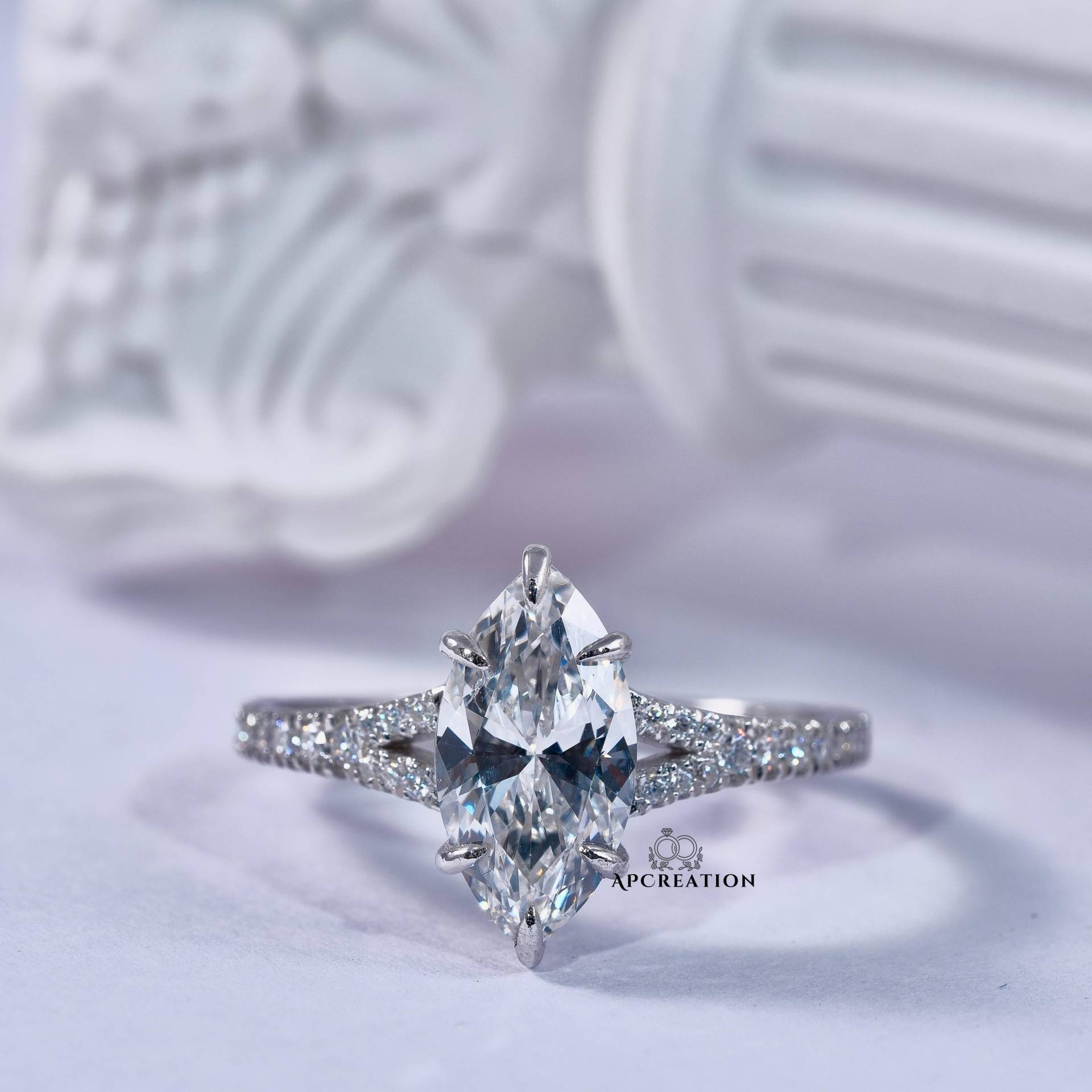 Elegantes Split Shank Half Pave Band, Diamant-Verlobungsring Im Marquise-Schliff, Igi-Zertifiziertes Weißgold-Minimalist-Jubiläumsgeschenk Elegantes Split Shank Half Pave Band, Diamant-Verlobungsring Im Marquise-Schliff, Igi-Zertifiziertes Weißgold-Minimalist-Jubiläumsgeschenk von APCreationDE