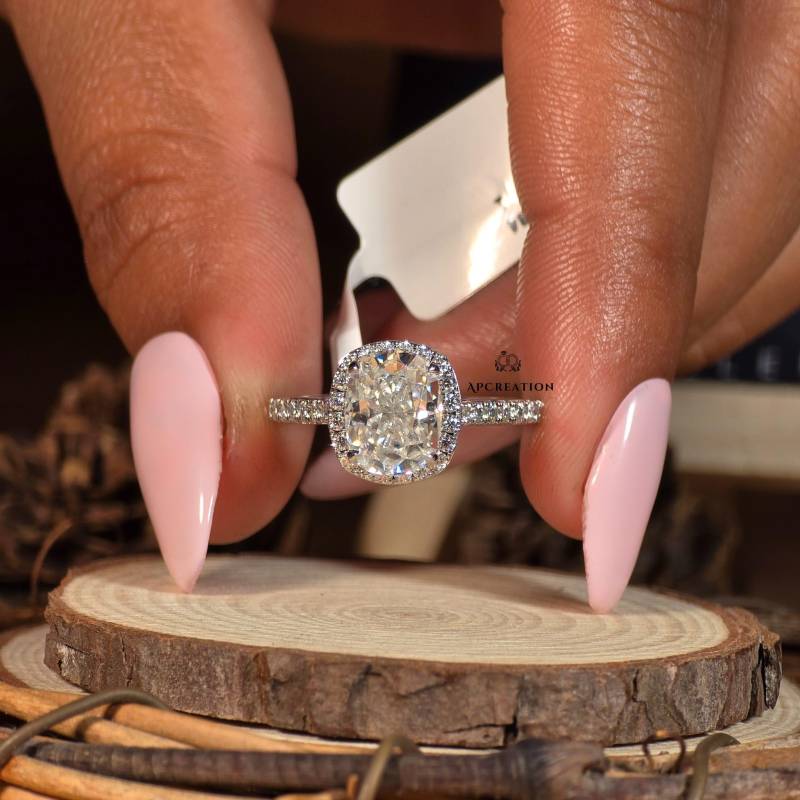 Halo Längliche Kissenschliff 3.00Ct Moissanite Verlobungsring, Kissen Ehering Für Frauen, Halbe Ewigkeit Pave Jubiläumsgeschenk Ring von APCreationDE