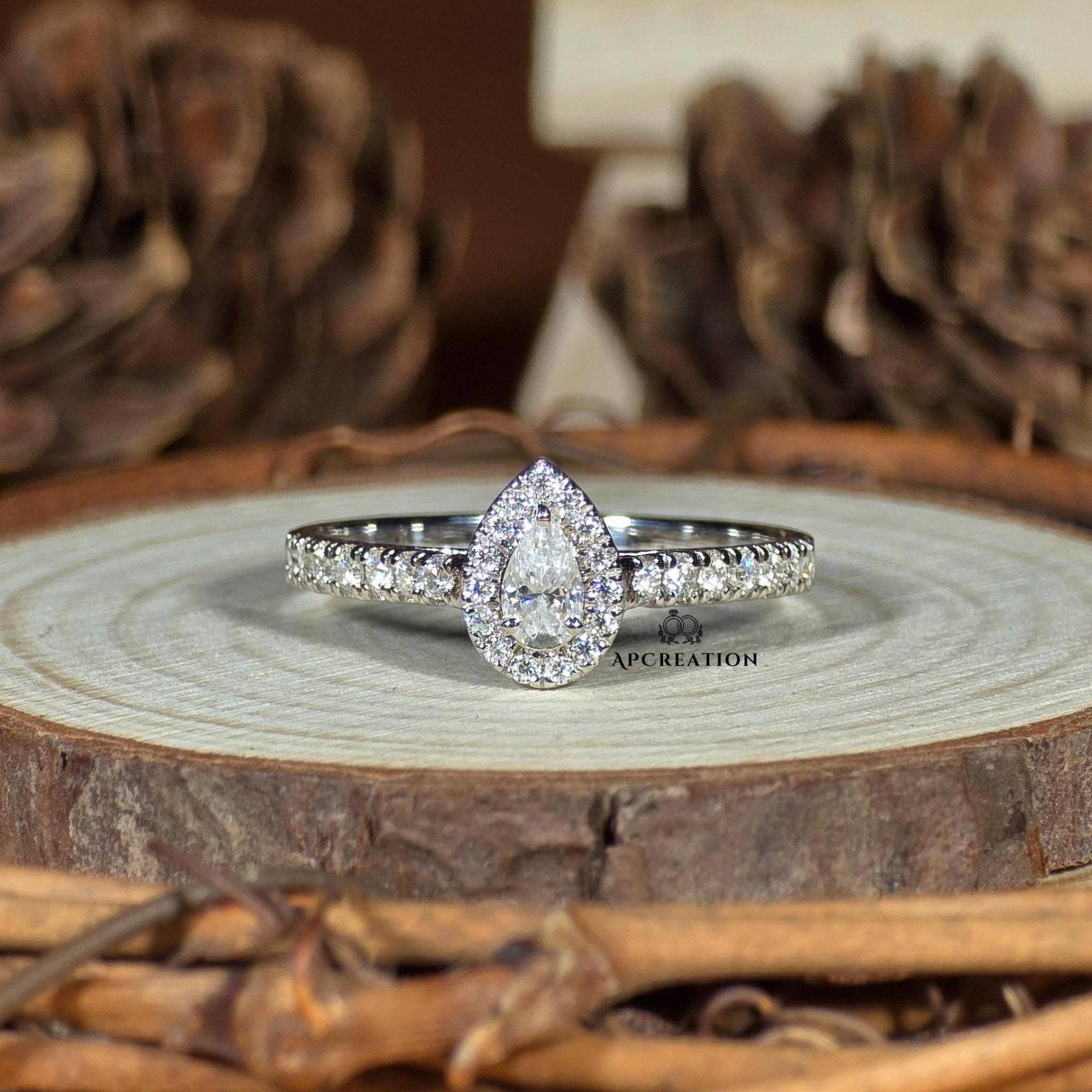 Halo Verlobungsring, Pear Cut Lab Gewachsener Diamantring, Micro Pave Ehering Für Frauen, Erstellt Halbe Eternity Band Halo Verlobungsring, Pear Cut Lab Gewachsener Diamantring, Micro Pave Ehering Für Frauen, Erstellt Halbe Eternity Band von APCreationDE