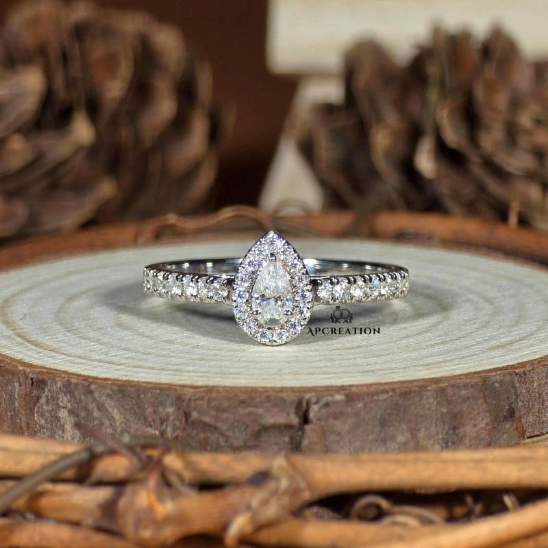 Halo Verlobungsring, Pear Cut Lab Gewachsener Diamantring, Micro Pave Ehering Für Frauen, Erstellt Halbe Eternity Band Halo Verlobungsring, Pear Cut Lab Gewachsener Diamantring, Micro Pave Ehering Für Frauen, Erstellt Halbe Eternity Band von APCreationDE
