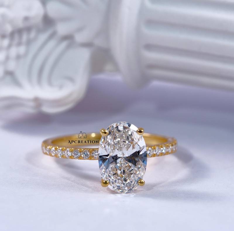 Igi Zertifizierter Ovaler Brillanter Diamant Pave Set Jubiläumsring, 2Ct Lab Gelbgold Damen Brautschmuck, Versteckter Halo Versprechensring von APCreationDE