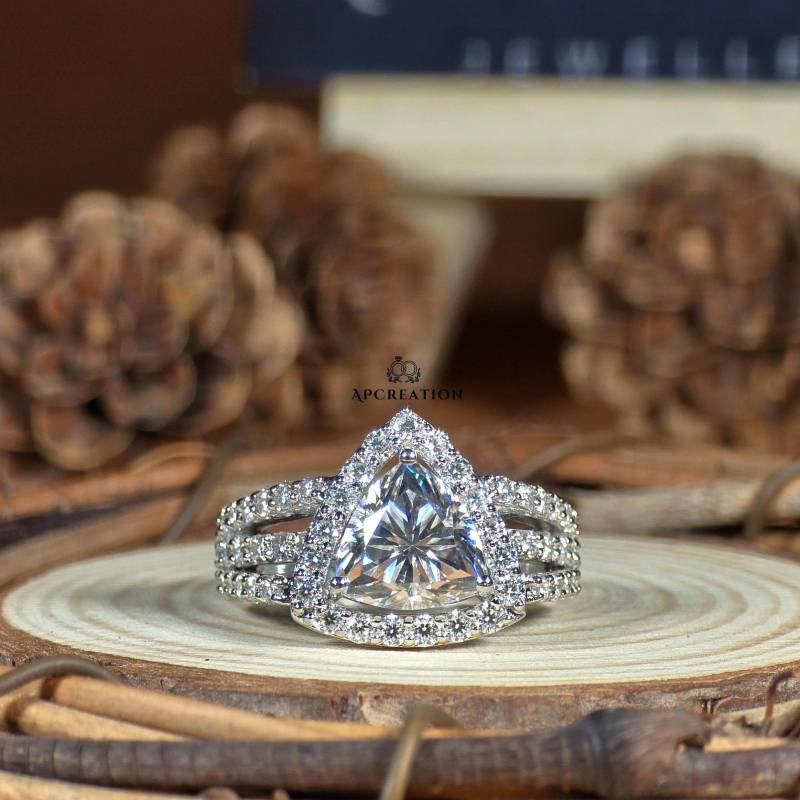 Moissanite Halo Einzigartiger Ring/925Er Silber Trilliant Cut Ehering Pave Set Halo-Ring Solitär Mit Akzentring Band Drei Rohen Akzenten von APCreationDE