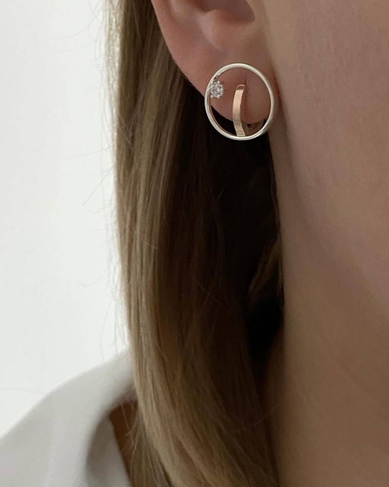 Rundschliff Diamant Atteched Kreis Einzigartige Form Ohrringe, Huggie Solitaire Creolen, Halbe Diamantohrring Für Sie Rundschliff Diamant Atteched Kreis Einzigartige Form Ohrringe, Huggie Solitaire Creolen, Halbe Diamantohrring Für Sie von APCreationDE