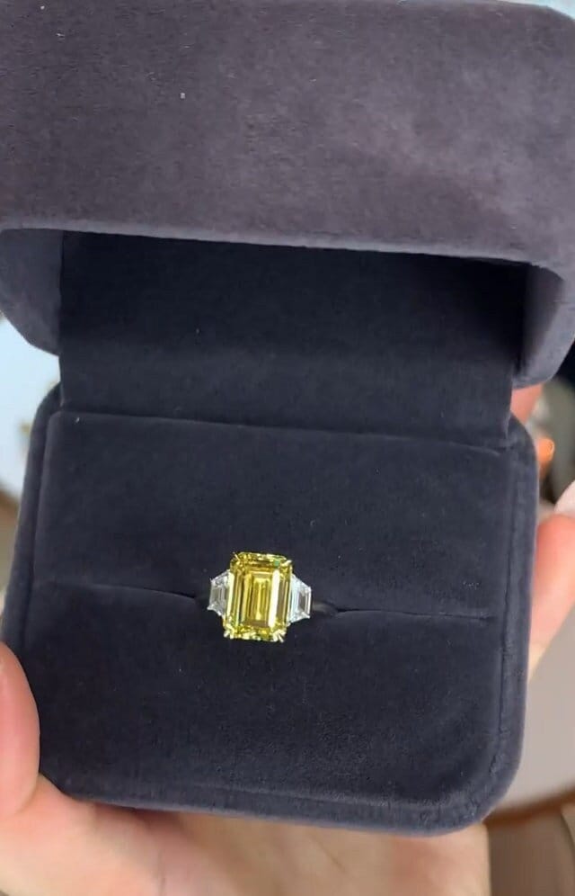 Smaragdschliff Gelb Diamant Ring Kanariengelb Verlobungsring Drei Stein Ehering 14K Gelbgold Cluster Geschenk Für Sie von APCreationDE