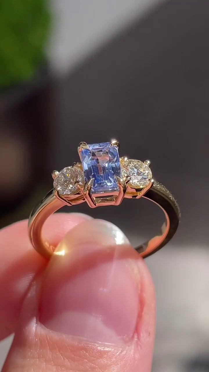 Strahlend Geschnittener Ceylon Blauer Saphir Verlobungsring, 14K Gelbgold Drei Stein Cluster Ring, Ehering, Jubiläumsgeschenk Ring von APCreationDE