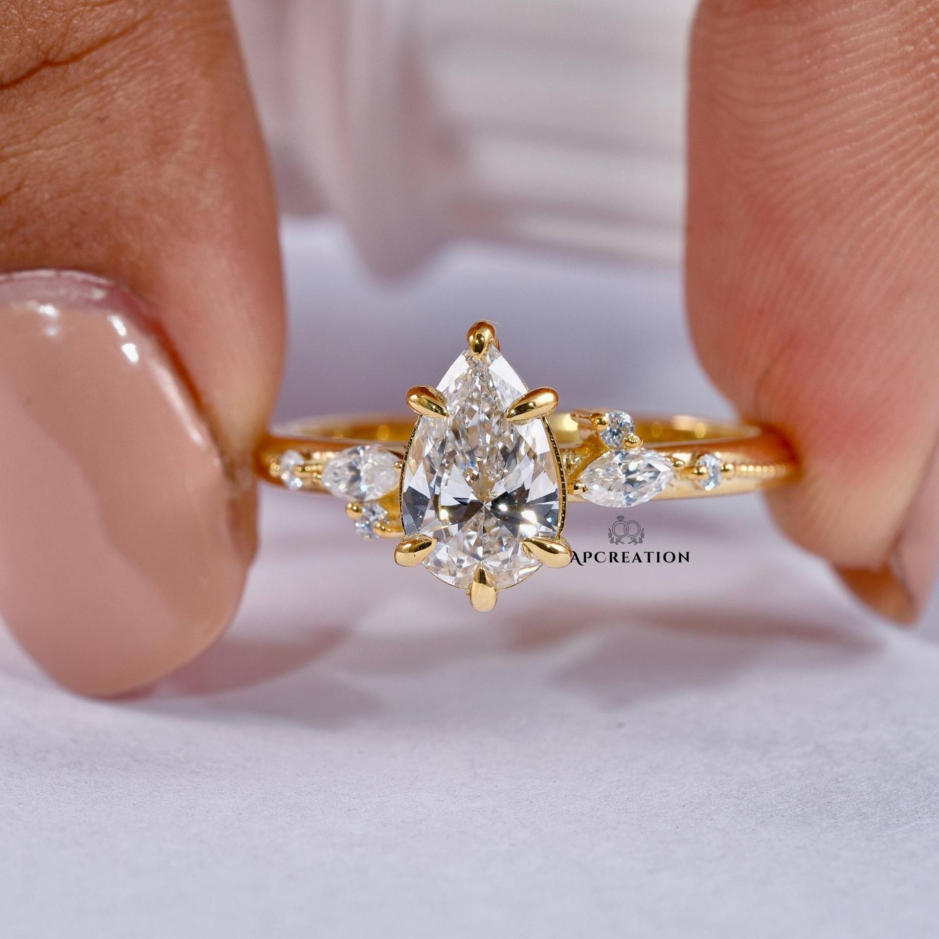 Vintage Pear Lab Diamant Verlobungsring/14K Gold Einzigartige Cluster Hochzeit Brautring Schneewehe Stil Jubiläum Ring Für Sie von APCreationDE