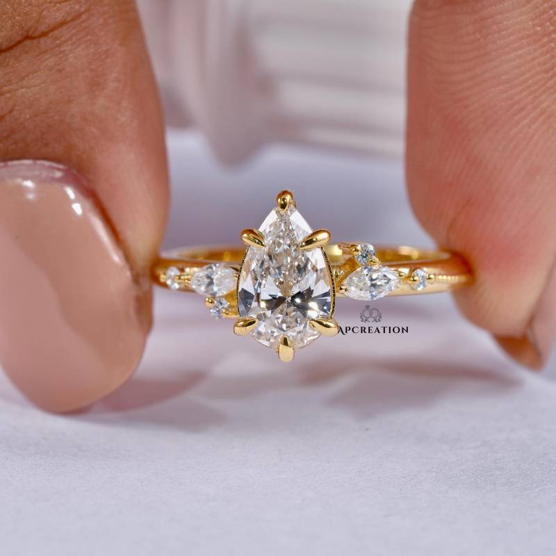 Vintage Pear Lab Diamant Verlobungsring/14K Gold Einzigartige Cluster Hochzeit Brautring Schneewehe Stil Jubiläum Ring Für Sie von APCreationDE