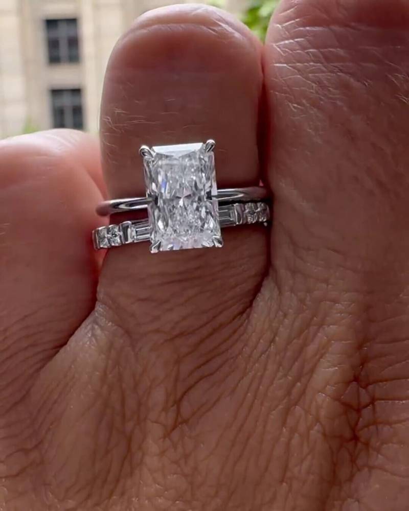Zierlicher 4Ct Strahlender Eis Moissanite-Solitär Ehering Mit Baguette Cut Moissanit Ein Perfektes Geschenk Für Sie von APCreationDE